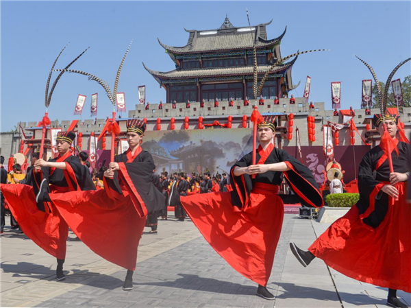 Natural wonder, ancient town draw tourists to Peng'an county