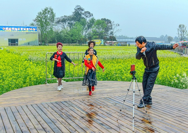 Pidu district presents awards to photo contest winners