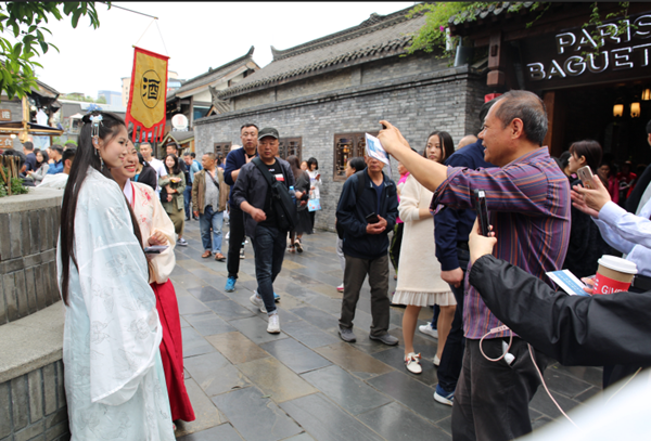 Hanfu lovers promote traditional Chinese culture in Chengdu