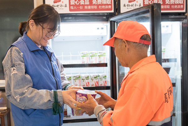 Love Refrigerator program in Wuhou district feeds poor folks