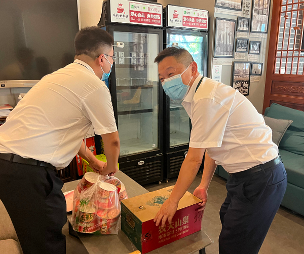 Love Refrigerator program in Wuhou district feeds poor folks