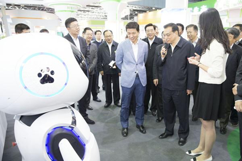 Premier Li talks with a cute robot
