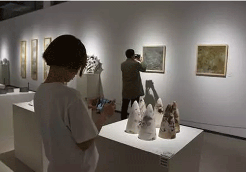 Ceramics exhibition staged in Liangjiang New Area
