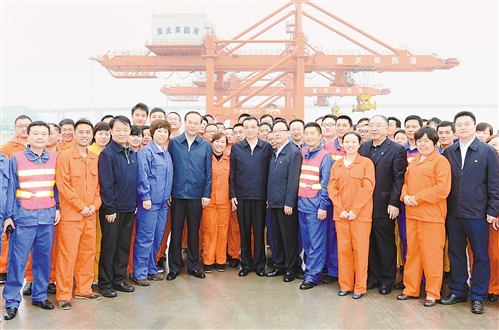 Premier Li Keqiang inspects Liangjiang Guoyuan Port