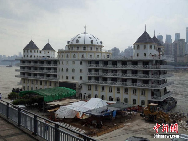 Luxury palace on the water in Chongqing looks like White House