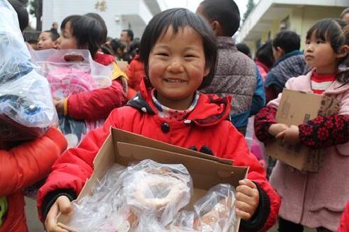 Liangjiang employees deliver gifts to rural students