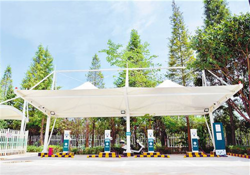 Expressway charging stations power electric vehicles