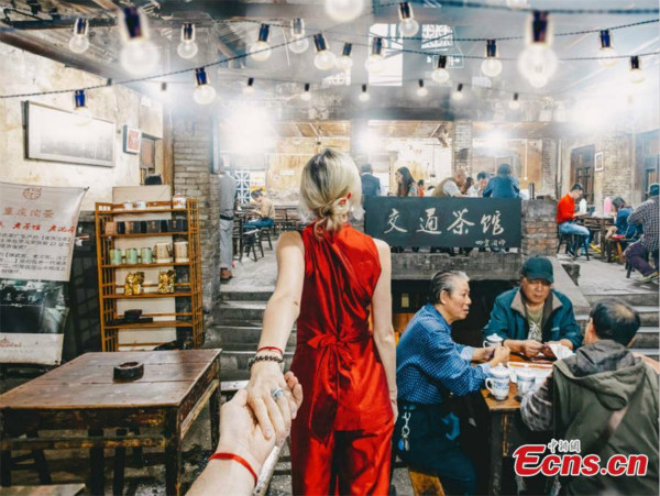 Travel couple shows Chongqing charms in 'Follow Me To' creations