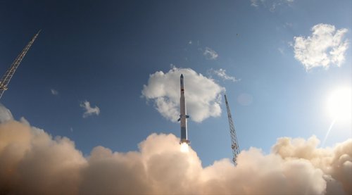 Private space companies draw inspiration from successful rocket launch at sea