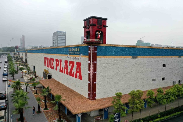 Chongqing displays largest outdoor thermometer