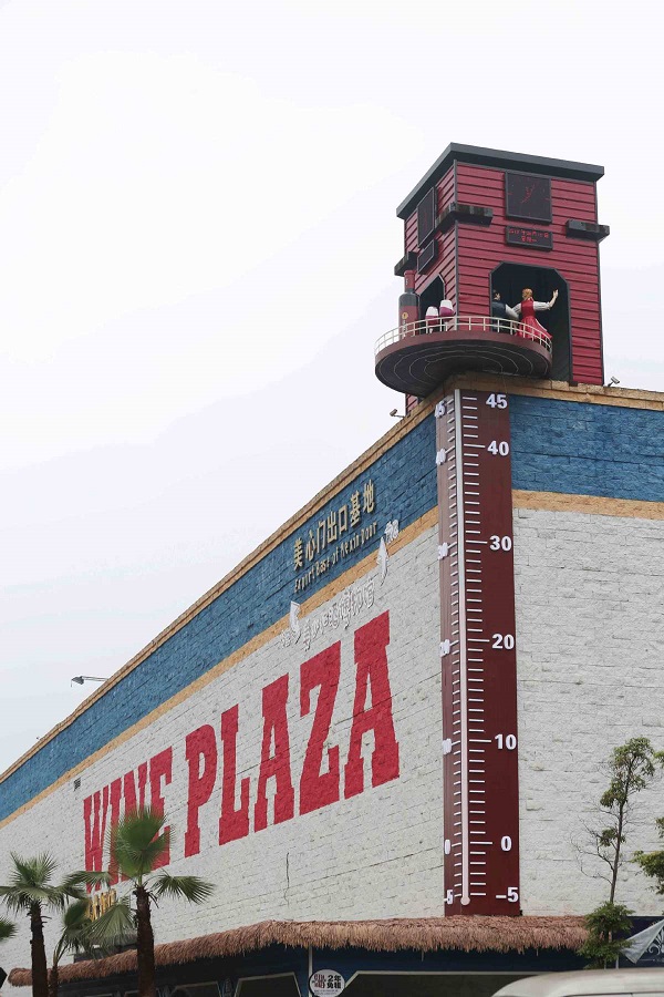 Chongqing displays largest outdoor thermometer