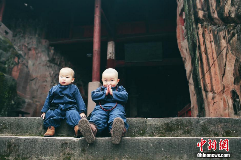 Adorable little monk twins seen at Buddhist temple in Chongqing