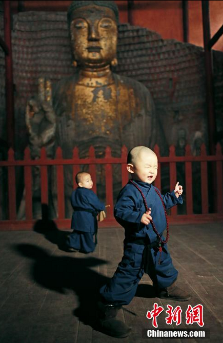 Adorable little monk twins seen at Buddhist temple in Chongqing