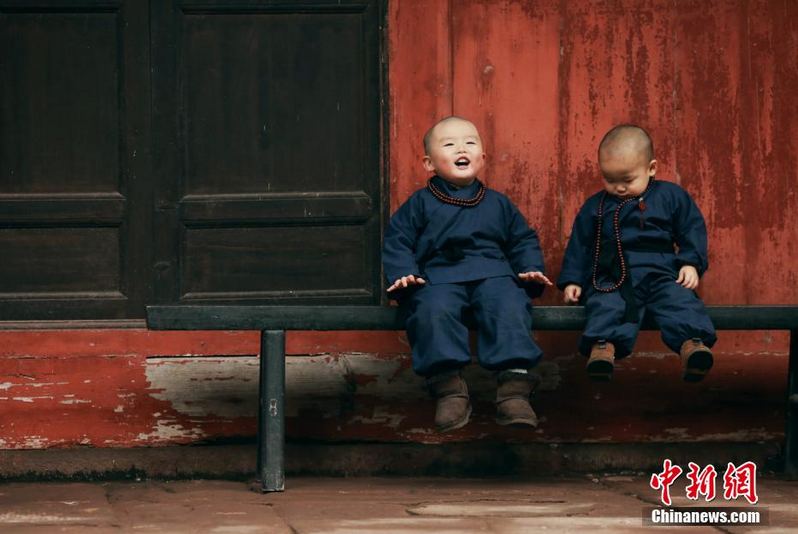 Adorable little monk twins seen at Buddhist temple in Chongqing