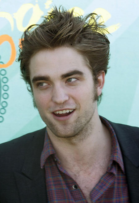 Robert Pattinson arrives at the Teen Choice 2009 Awards