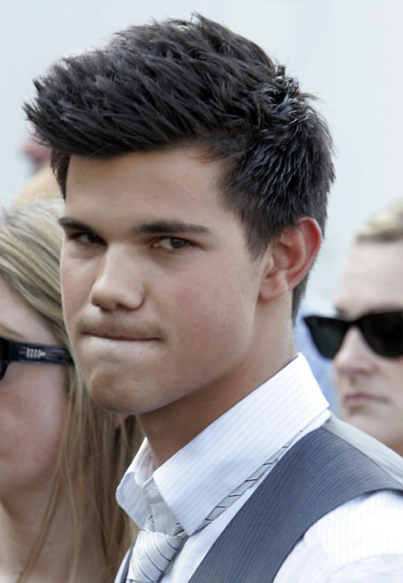 Taylor Lautner arrives at the Teen Choice 2009 Awards