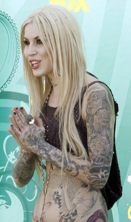 Tattoo artist Kat Von D arrives at the Teen Choice 2009 Awards