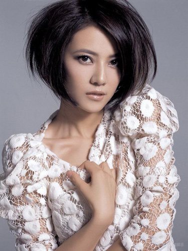 Actress Gao Yuanyuan in autumn style