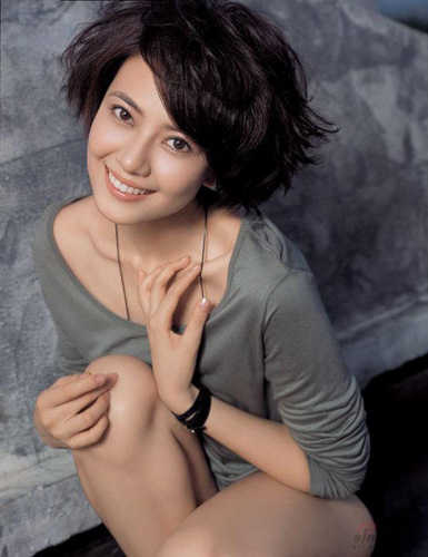 Actress Gao Yuanyuan in autumn style