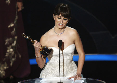 Cruz holds the Oscar for best supporting actress during the 81st Academy Awards