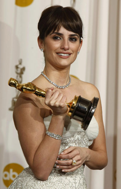 Cruz holds the Oscar for best supporting actress during the 81st Academy Awards