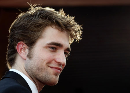 robert pattinson red carpet. Robert Pattinson arrives on