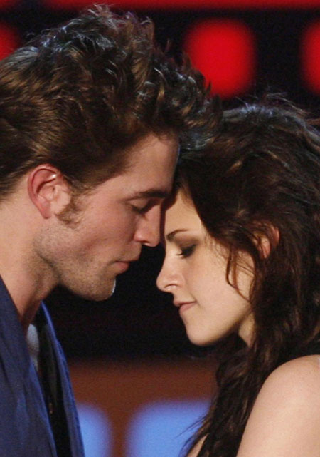 robert pattinson and kristen stewart kissing. Actors Robert Pattinson (L)