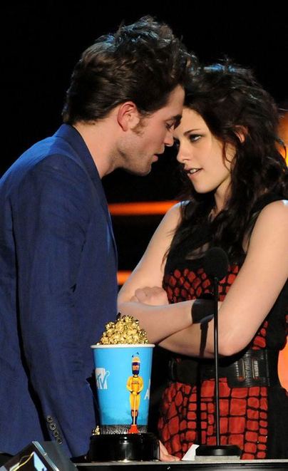 Pattinson and Stewart win Best Kiss at the 2009 MTV Movie Awards in L.A.