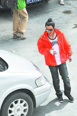 Popular comedian shows up in Zhang Yimou's filming set