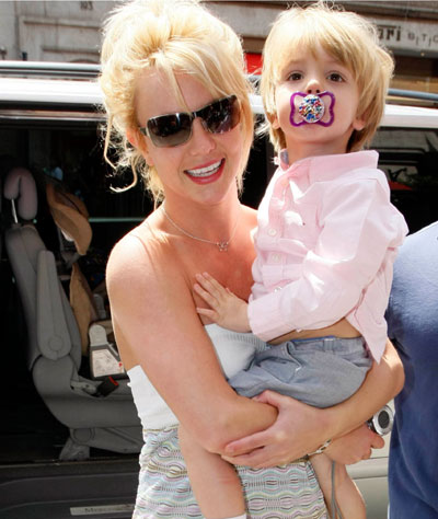 Britany Spears shops with sons in London