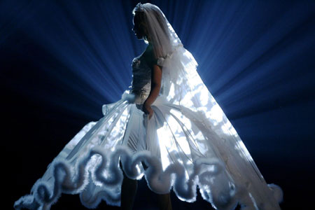 Host Jamie Foxx and Singer Beyonce perform at the BET Awards '09 in L.A.