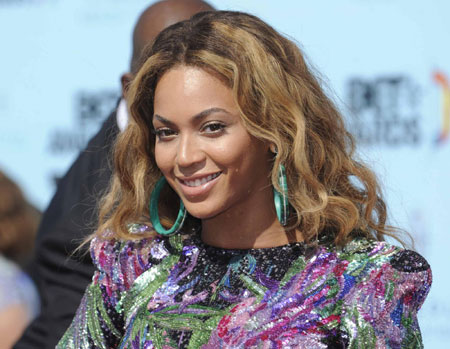 Host Jamie Foxx and Singer Beyonce perform at the BET Awards '09 in L.A.