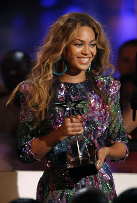 Host Jamie Foxx and Singer Beyonce perform at the BET Awards '09 in L.A.