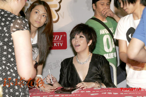 A-Mei promotes new album in Shanghai