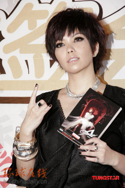A-Mei promotes new album in Shanghai