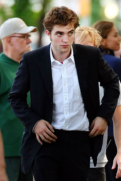 Robert Pattinson in suit on locaton for 'Remember Me' in Queens