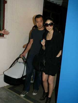 Kelly Chen leaves hospital giving birth