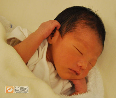 First online photos of Kelly Chen's baby boy