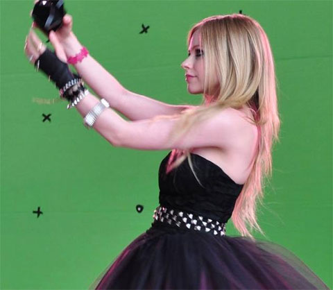 Avril Lavigne shoots perfume commercial