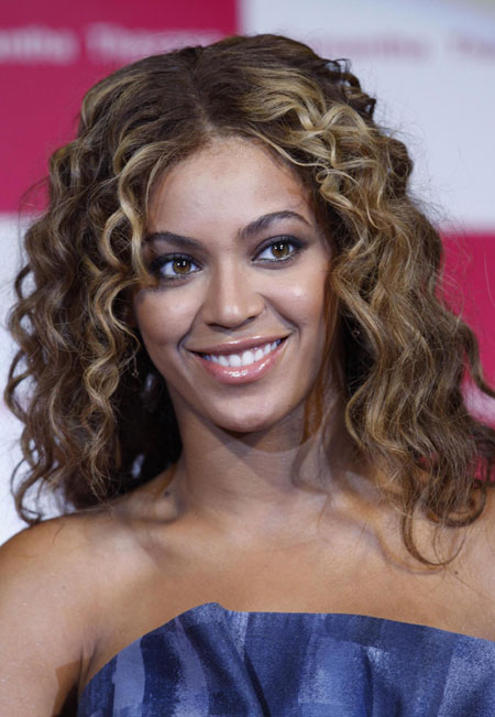 Beyonce smiles during Japan's fashion brand Samantha Thavasa's new collection in Chiba