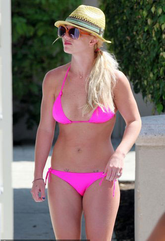 Britney Spears enjoying sunshine at The Ritz Carlton hotel