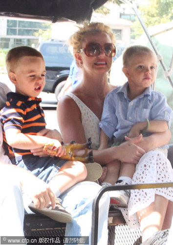 Britney Spears and kids Sean Preston and Jayden James go for a pedicab
