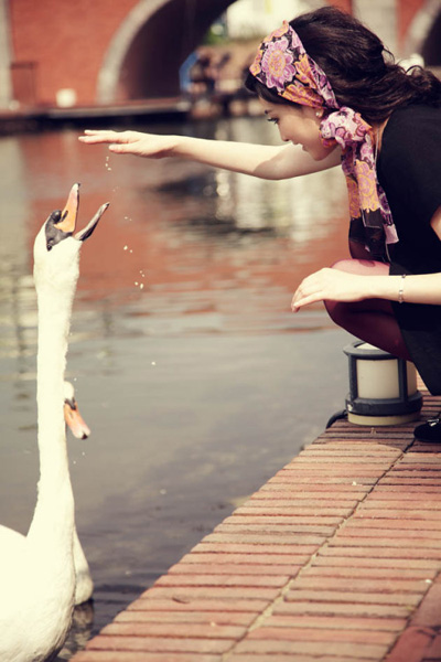 Li Xiaoran shoots pics in Japan