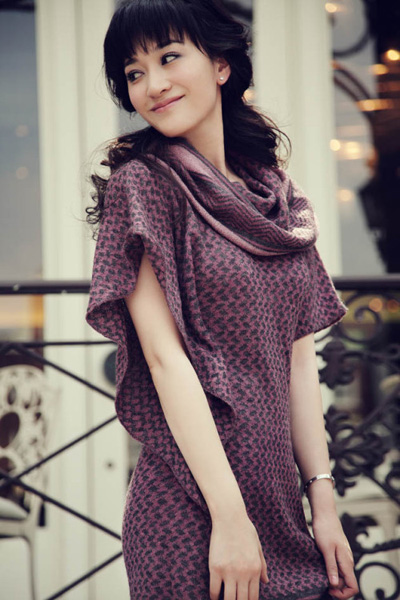Li Xiaoran shoots pics in Japan