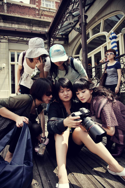 Li Xiaoran shoots pics in Japan