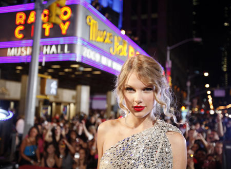 Singer Taylor Swift arrives at the 2009 MTV Video Music Awards