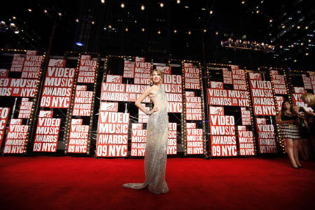 Singer Taylor Swift arrives at the 2009 MTV Video Music Awards