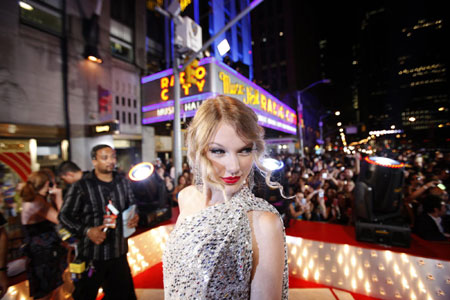 Singer Taylor Swift arrives at the 2009 MTV Video Music Awards