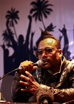 Black Eyed Peas singer brings aid to Philippines