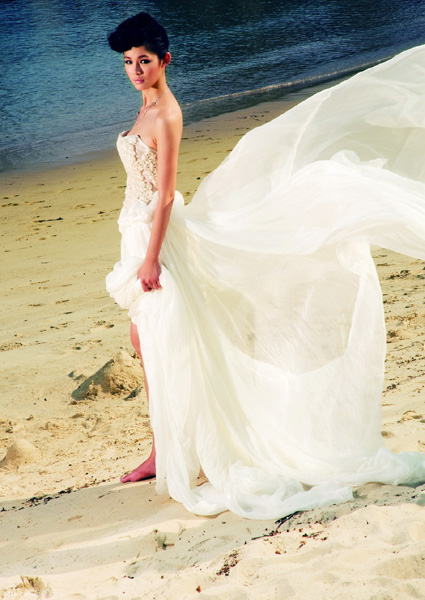 Yu Na flaunting bridal gown on beach